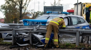 Samochód ciężarowy uderzył w bok policyjnego radiowozu