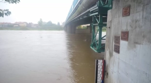 Fale wezbraniowe przechodzą przez Oławę, są lokalne podtopienia