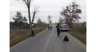 Policyjny konwój zdarzył się z osobówką. Poranne ćwiczenia policyjne