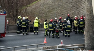 Skoczył z wiaduktu na autostradę A4