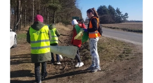 Mieszkańcy mają dość. Sami wyczyścili pobocza