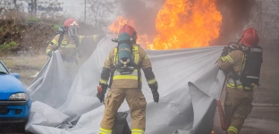 Strażacy testowali koce gaśnicze