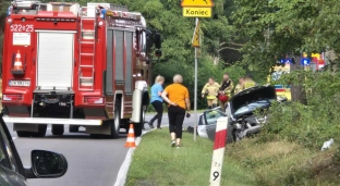 Zderzenie dwóch aut. Droga jest zablokowana.