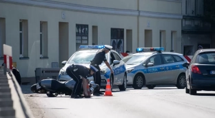 Próbował uciekać przed policją, uderzył w barierę na moście