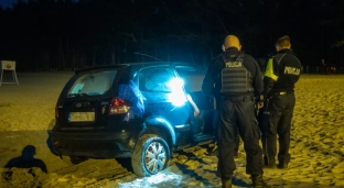 Wjechał autem na plażę i utknął. Był kompletnie pijany