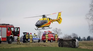 Samochód dachował do przydrożnego rowu. Na miejscu lądowało Lotnicze Pogotowie Ratunkowe