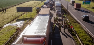 Zderzenie dwóch pojazdów przyczyną kolejnych kolizji na autostradzie