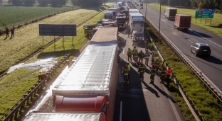 Zderzenie dwóch pojazdów przyczyną kolejnych kolizji na autostradzie