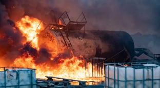 Halę gasiło 80 strażaków. Trwa dogaszanie po porannym pożarze