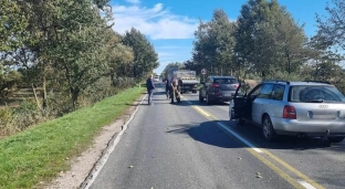 Zderzenie samochodów na zwężeniu mostu