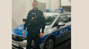 Leżała na chodniku i straciła oddech. Jej życie uratowali policjanci!