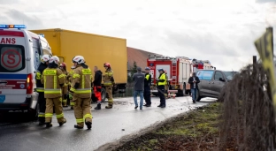 Zderzenie ciężarówki i busa. Droga zablokowana