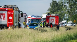 Nie zachował ostrożności, gdy wyprzedzał. Skończyło się dachowaniem