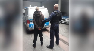 Babcia skłamała policjantów, że wnuczka nie ma w domu...