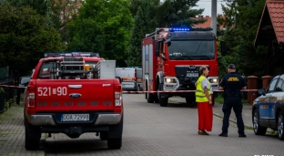 Zerwana linia energetyczna i wyciek gazu na Wierzbowej. Strażacy będą ewakuować mieszkańców