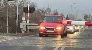 Samochód utknął między rogatkami