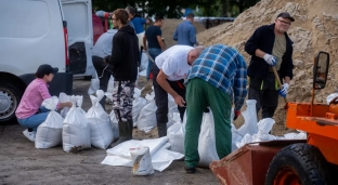 Miasto uruchomiło punkt z workami z piaskiem. Po odbiór zgłosić się może każdy