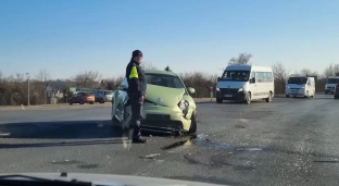 Utrudnienia w ruchu. Zderzenie dwóch pojazdów