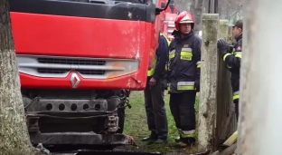 Ciężarówka wjechała w budynek [VIDEO]