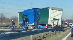 Samochód ciężarowy uderzył w bariery. Autostrada A4 zablokowana