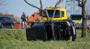 Zderzenie dwóch samochodów i utrudnienia w ruchu