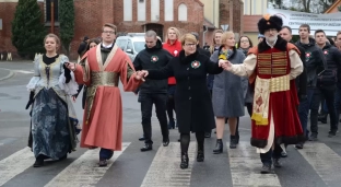 Poloneza czas zacząć. Maturzyści zatańczą na oławskim Rynku