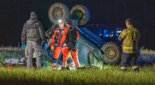 Samochód terenowy dachował. Kierowca został przygnieciony