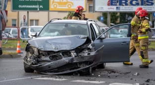 Zderzenie trzech pojazdów. Jeden przewrócił się na dach