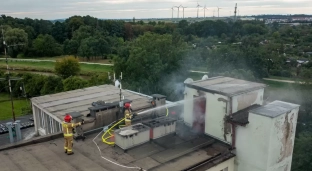 Pożar na dachu bloku mieszkalnego