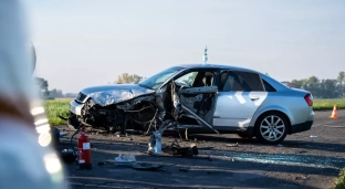 Wypadek na łuku drogi. Trzy osoby trafiły do szpitala