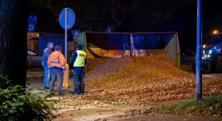 Przewróciła się przyczepa z ziemniakami. Droga całkowicie zablokowana