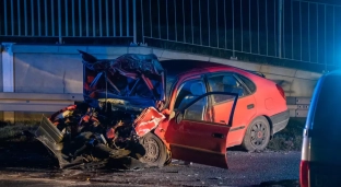 Wypadek przed lasem. Droga zablokowana