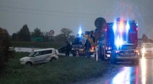 Zderzenie dwóch samochodów osobowych. Ruch dobywa się wahadłowo