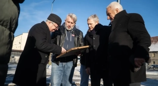 Kapsuła czasu trafiła pod zabytkową kolumnę. To wiadomość do przyszłych pokoleń