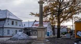 Najpierw schowali kapsułę, teraz ustawili pomnik