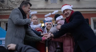 Tak było na pierwszym dniu Jarmarku Bożonarodzeniowym w Oławie [ZDJĘCIA]