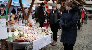 Oławski Rynek. Sprzedaje pierniczki, pieniądze przeznaczy na leczenie córki