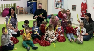 Radny Michał Pakosz z odblaskami dla najmłodszych mieszkańców gminy