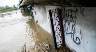 Wysoki poziom wody w Odrze. Po szybkim wzroście, sytuacja się stabilizuje