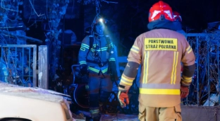 Pożar garażu przy Nowodojazdowej. Jedna osoba poszkodowana