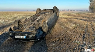 Śliski poranek na drogach. Samochód osobowy dachował