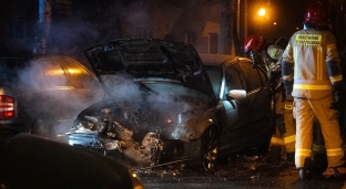 Pożar samochodu osobowego. BMW spłonęło doszczętnie