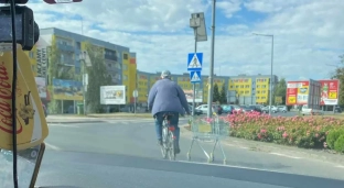 Niebezpieczna jazda środkiem drogi z wózkiem na zakupy