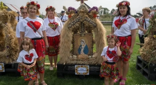 Dożynki w Gminie Domaniów. Radoszkowice z najpiękniejszym wieńcem dożynkowym [ZDJĘCIA]