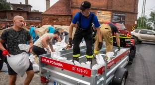 Mieszkańcy Oławy mobilizują się. Przy Rybackiej trwa ładowanie worków piaskiem