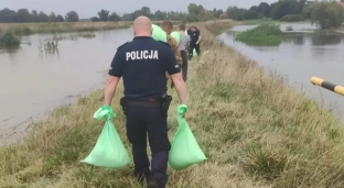 Policja i mieszkańcy walczą z wodą w Marcinkowicach i Zakrzowie!