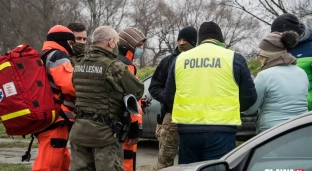 Mieszkańcy wspólnie rozpoczynają poszukiwania zaginionego