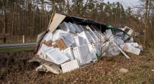 Samochód ciężarowy przewożący pralki przewrócił się do rowu