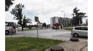 Nieznana paczka na parkingu przed supermarketem. Policja zamyka drogę