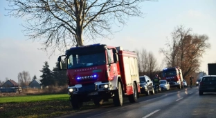 Zderzenie dwóch samochodów i ciągnika rolniczego. Są niewielkie utrudnienia w przejeździe